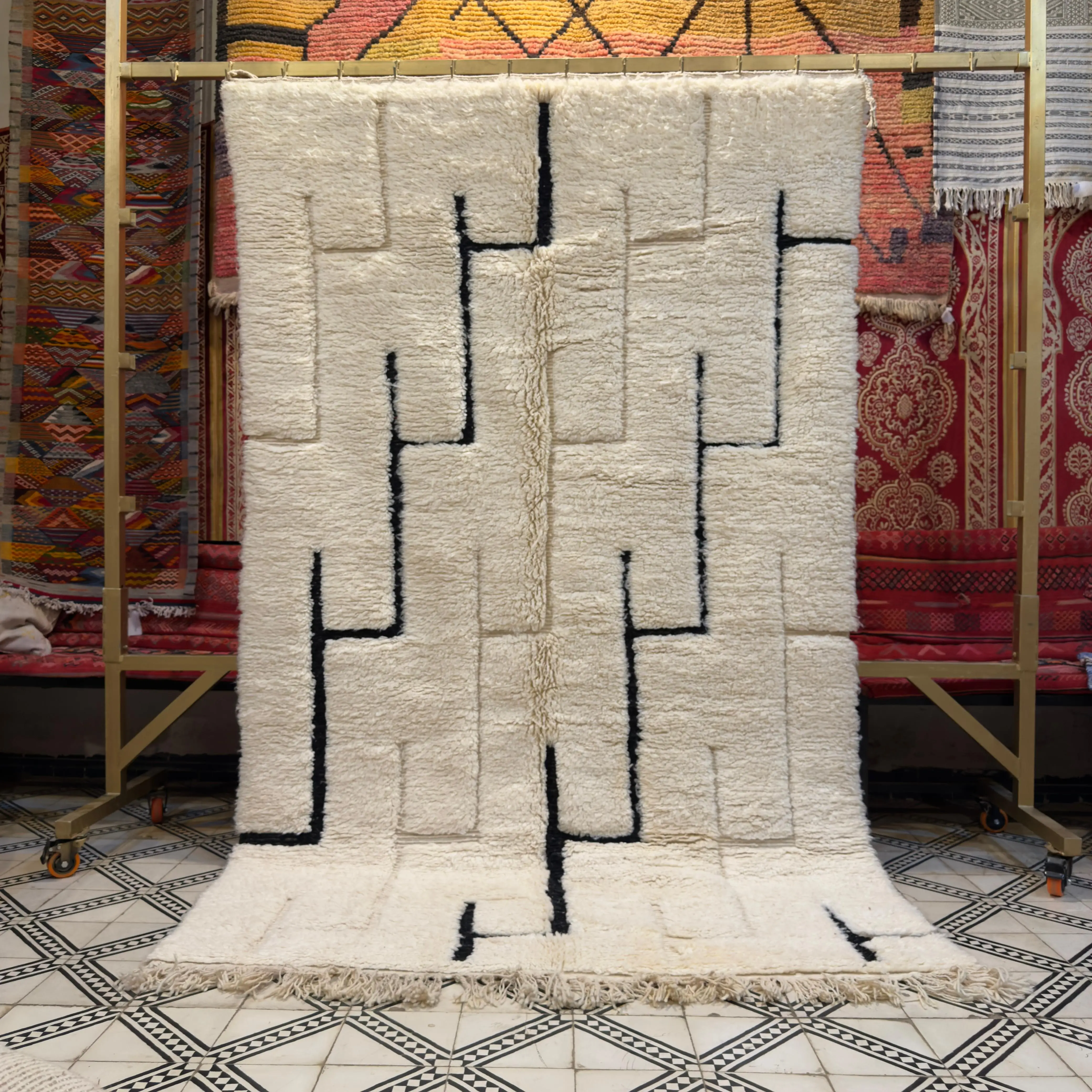 Black and White Area Rug – 280 cm x 165 cm (9.2 ft x 5.4 ft) Handmade Wool Carpet – Undyed Natural Wool – Moroccan Artisan Rug – Boho Minimalist Decor