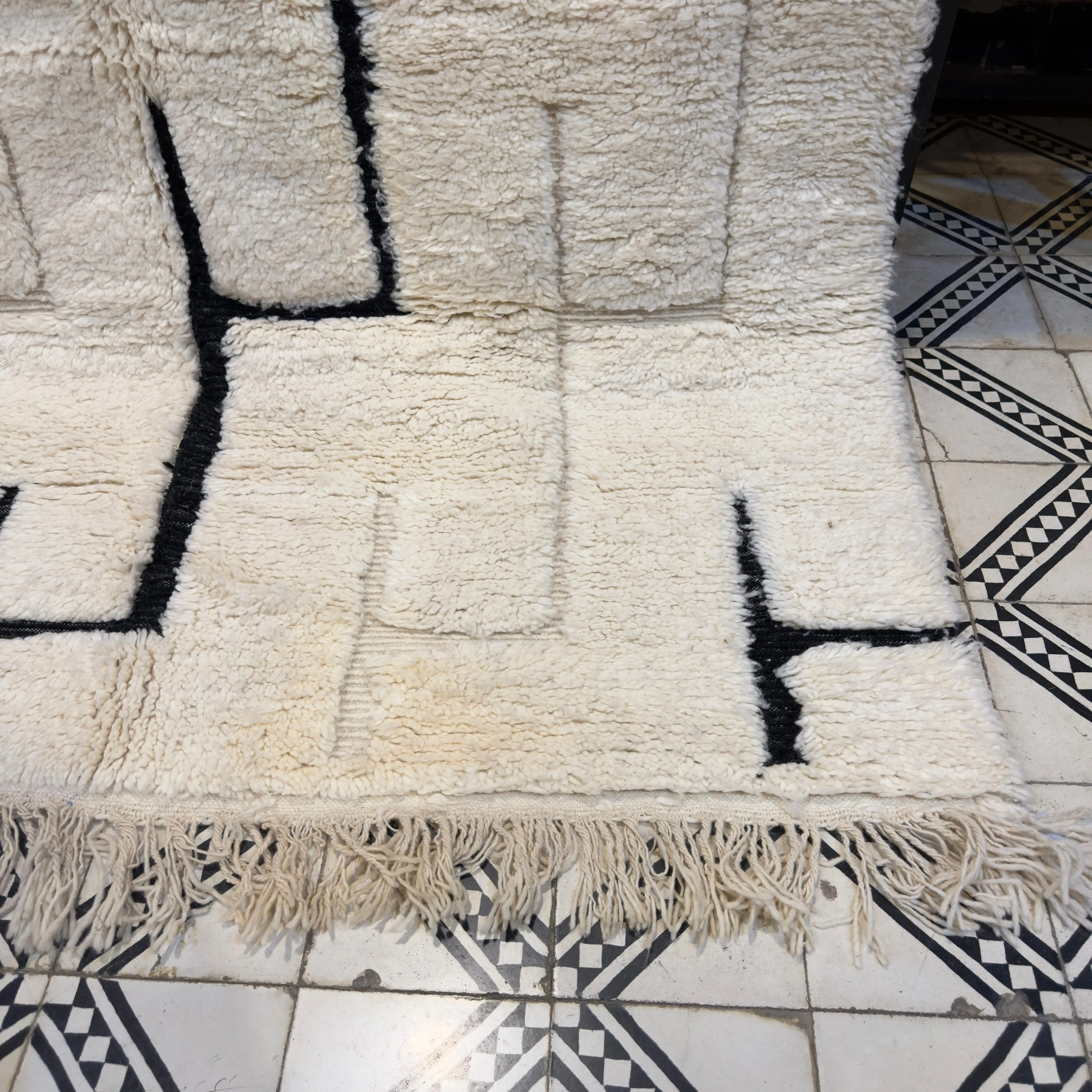 Black and White Area Rug – 280 cm x 165 cm (9.2 ft x 5.4 ft) Handmade Wool Carpet – Undyed Natural Wool – Moroccan Artisan Rug – Boho Minimalist Decor