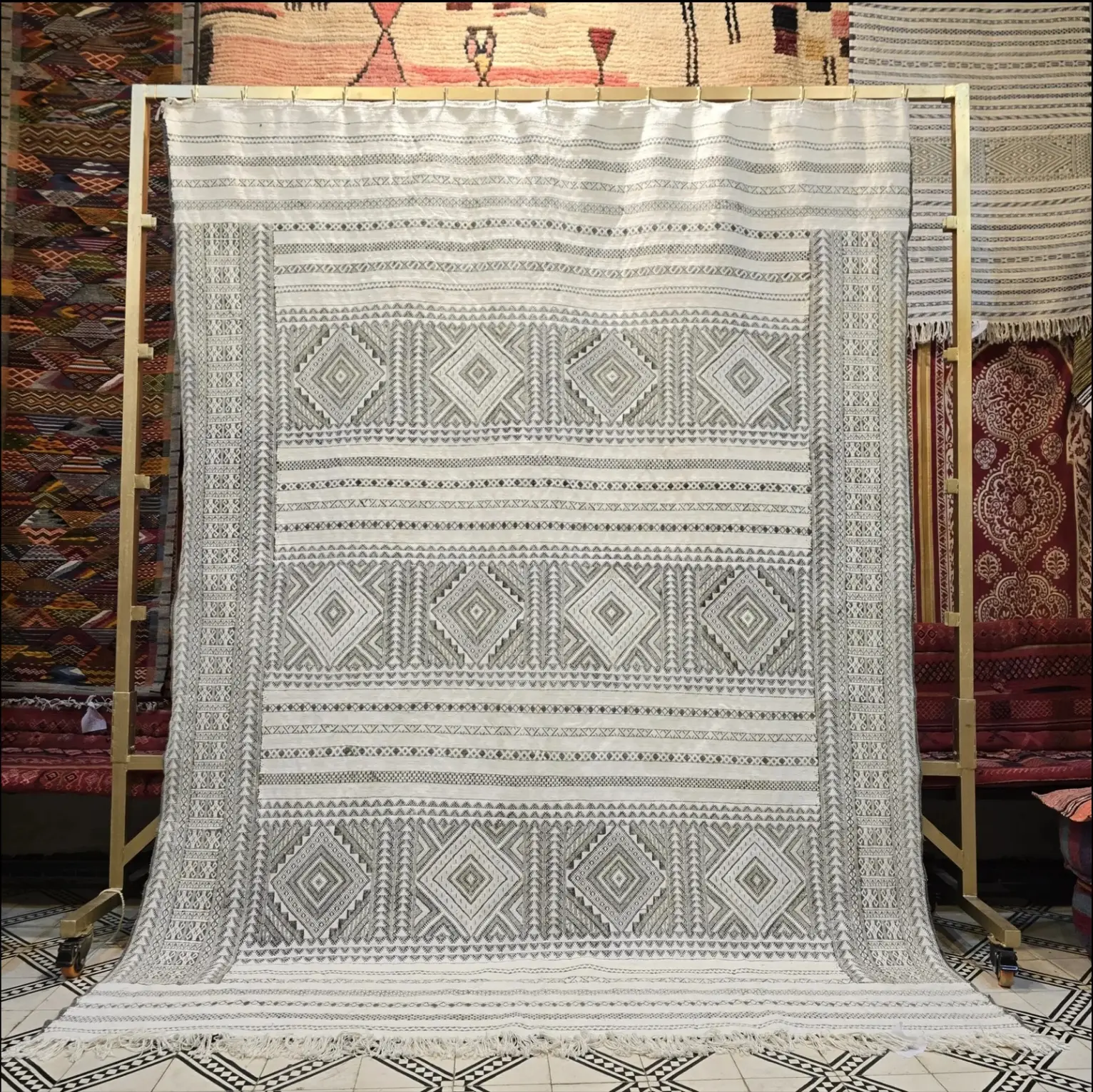 Traditional Berber Kilim Rug | Handmade Moroccan Wool Carpet | Perfect Living Room Accent