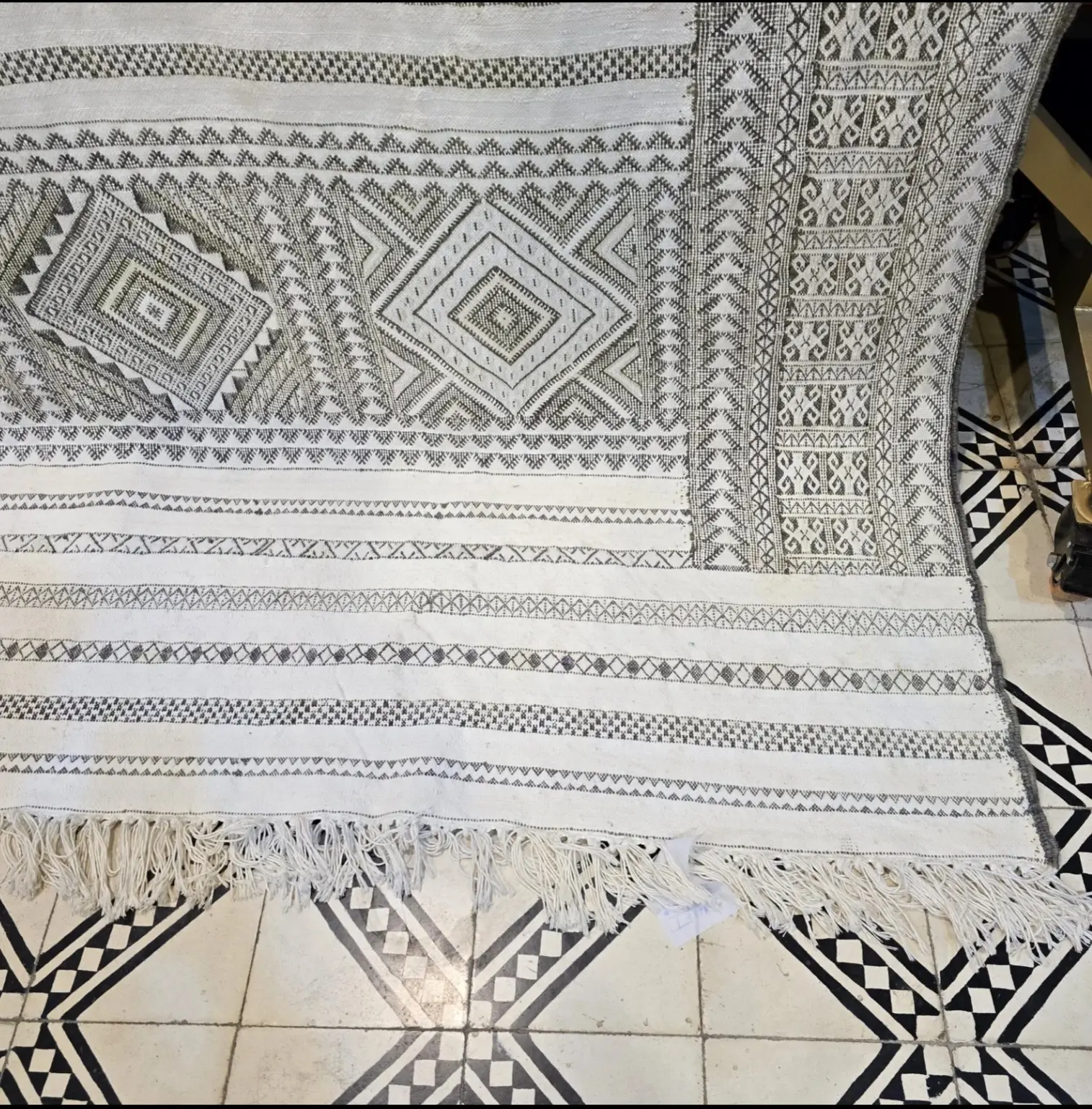 Traditional Berber Kilim Rug | Handmade Moroccan Wool Carpet | Perfect Living Room Accent