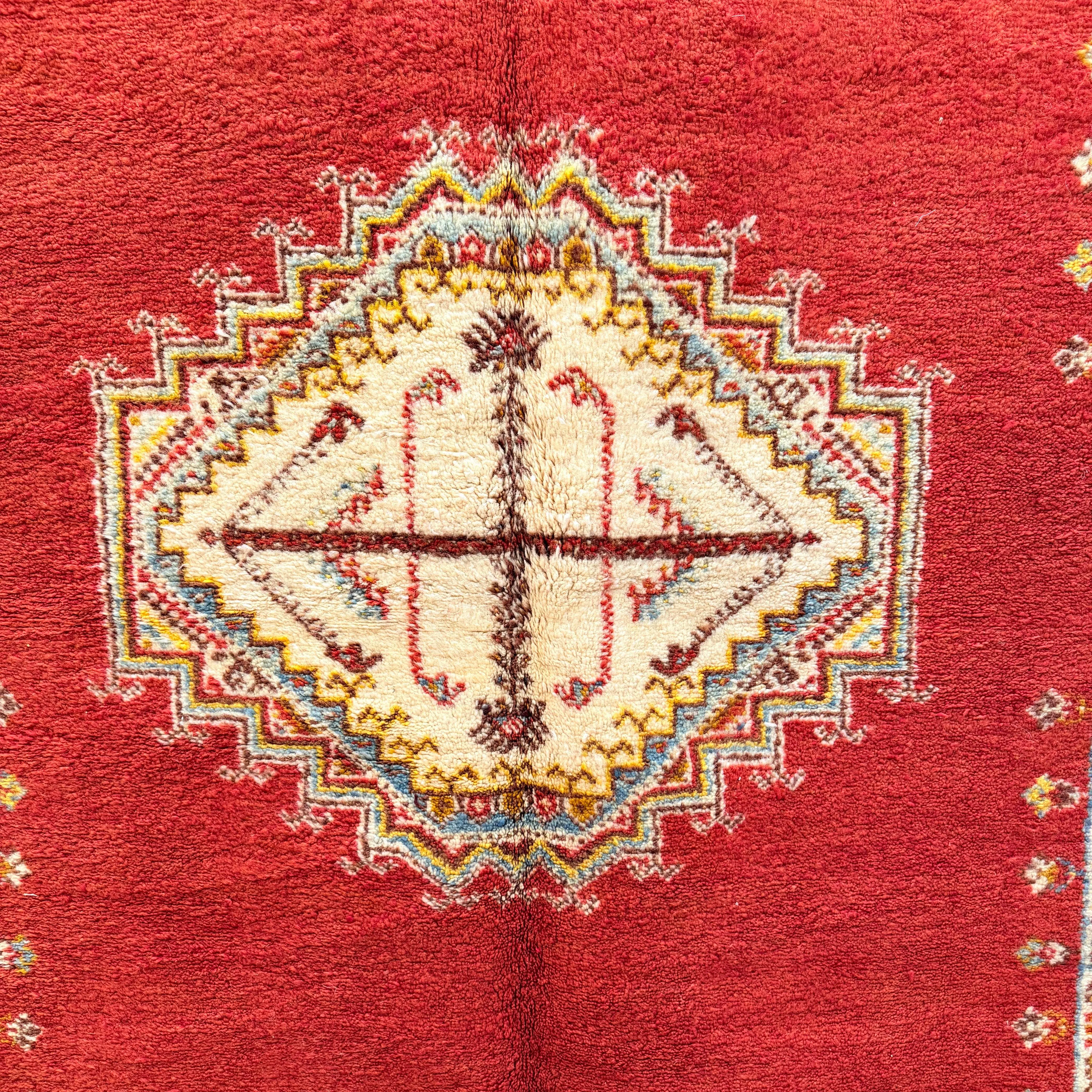 Hand-Knotted Red Vintage Berber Rug – Traditional Living Room Elegance