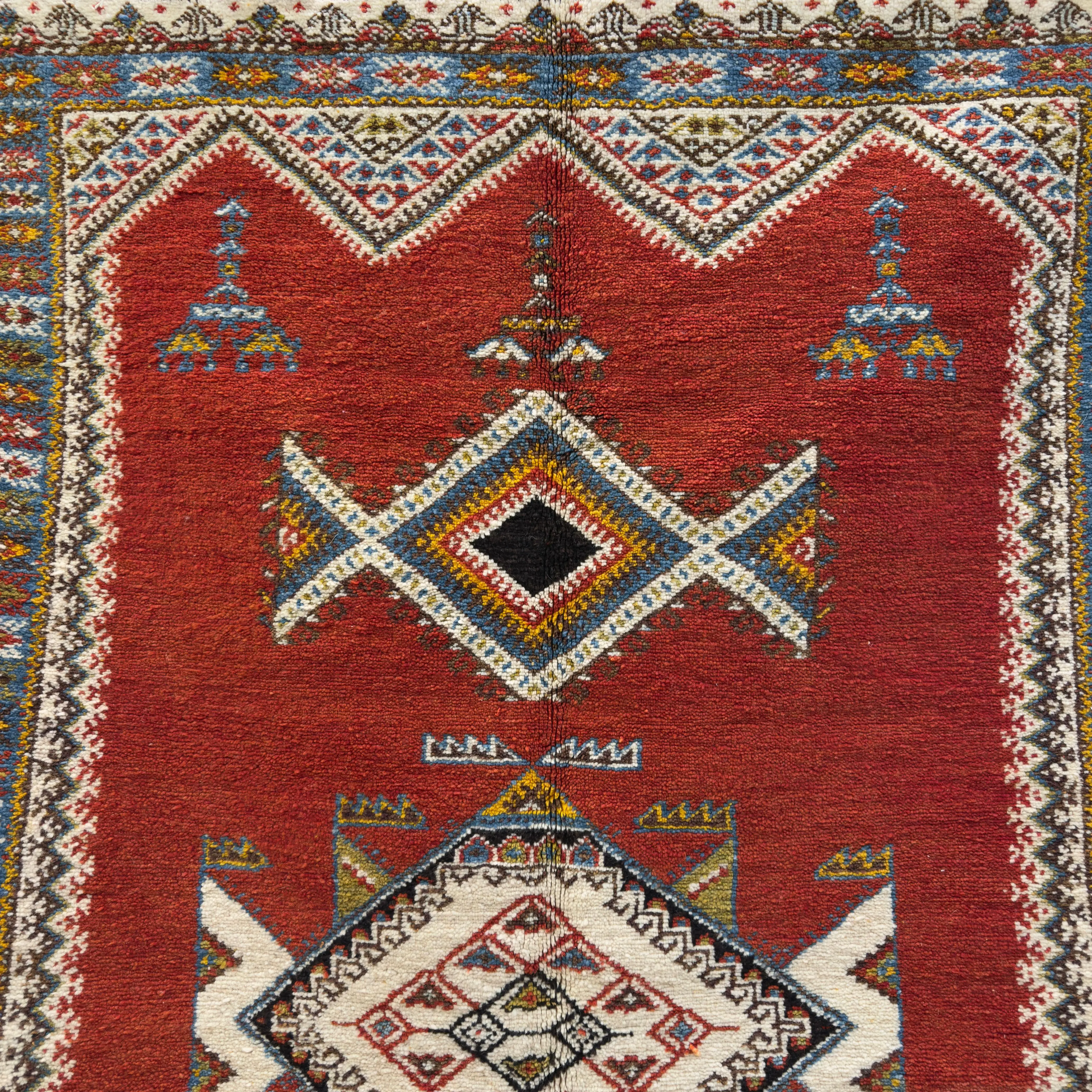 Hand-Knotted Red Vintage Berber Rug – Traditional Living Room Elegance
