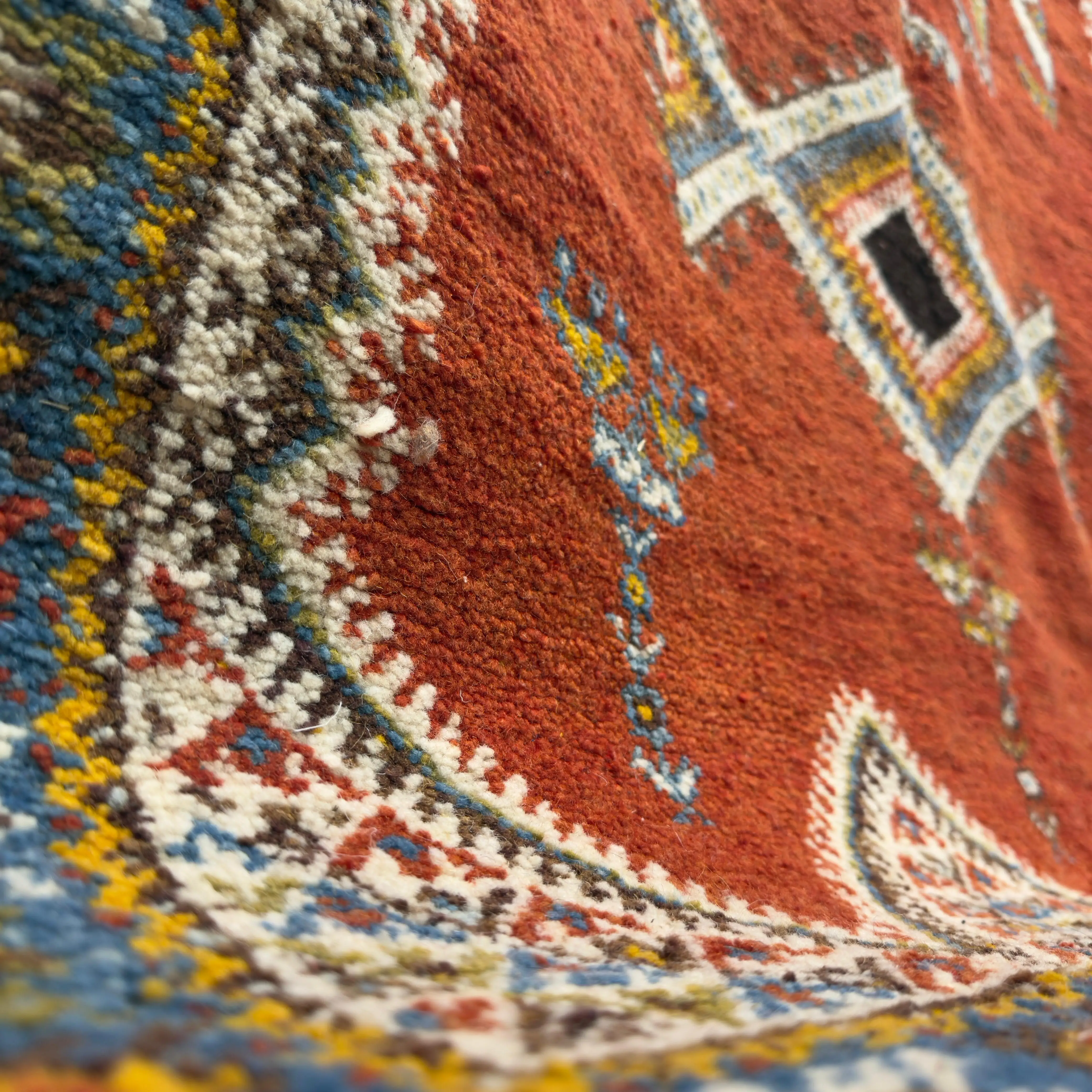 Hand-Knotted Red Vintage Berber Rug – Traditional Living Room Elegance