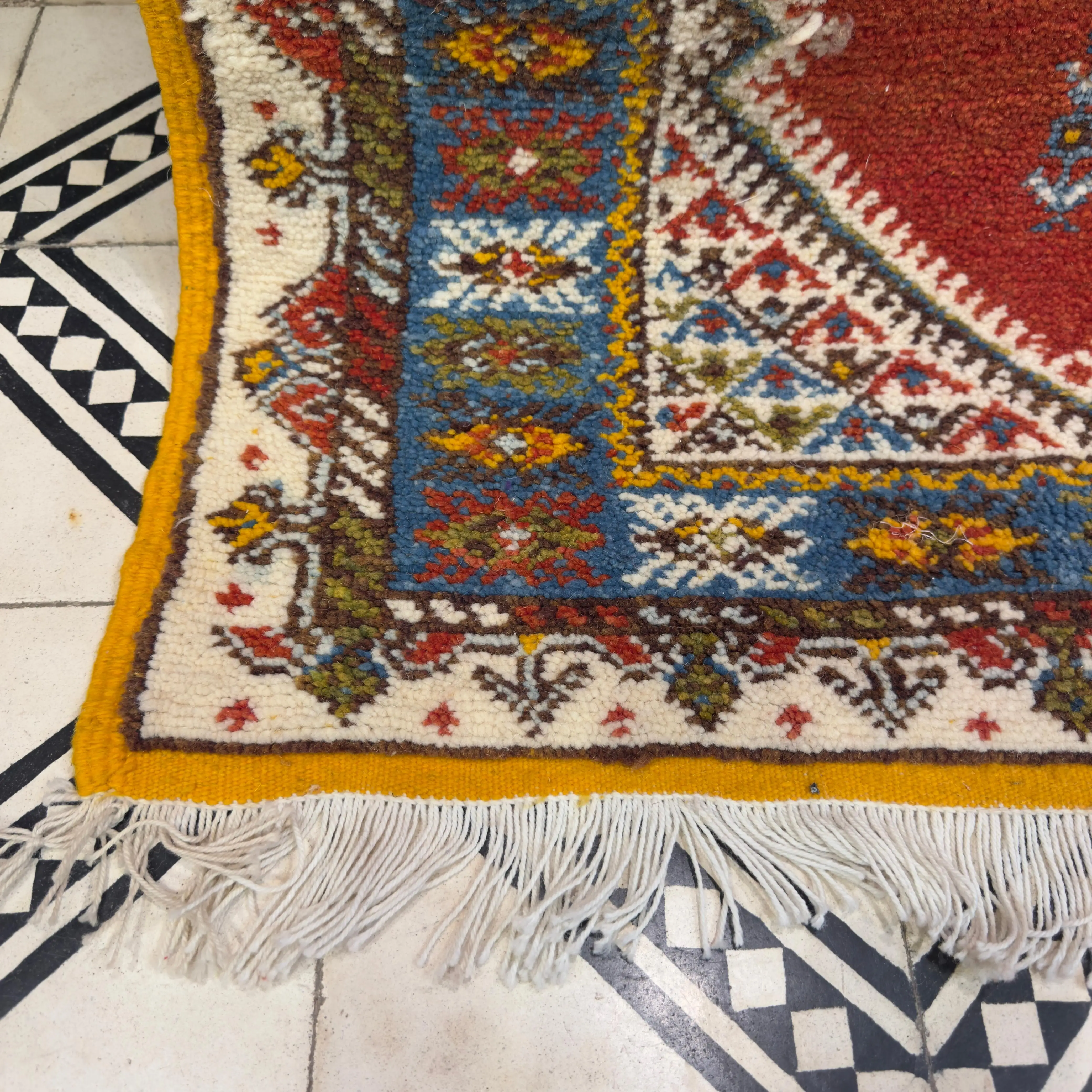 Hand-Knotted Red Vintage Berber Rug – Traditional Living Room Elegance