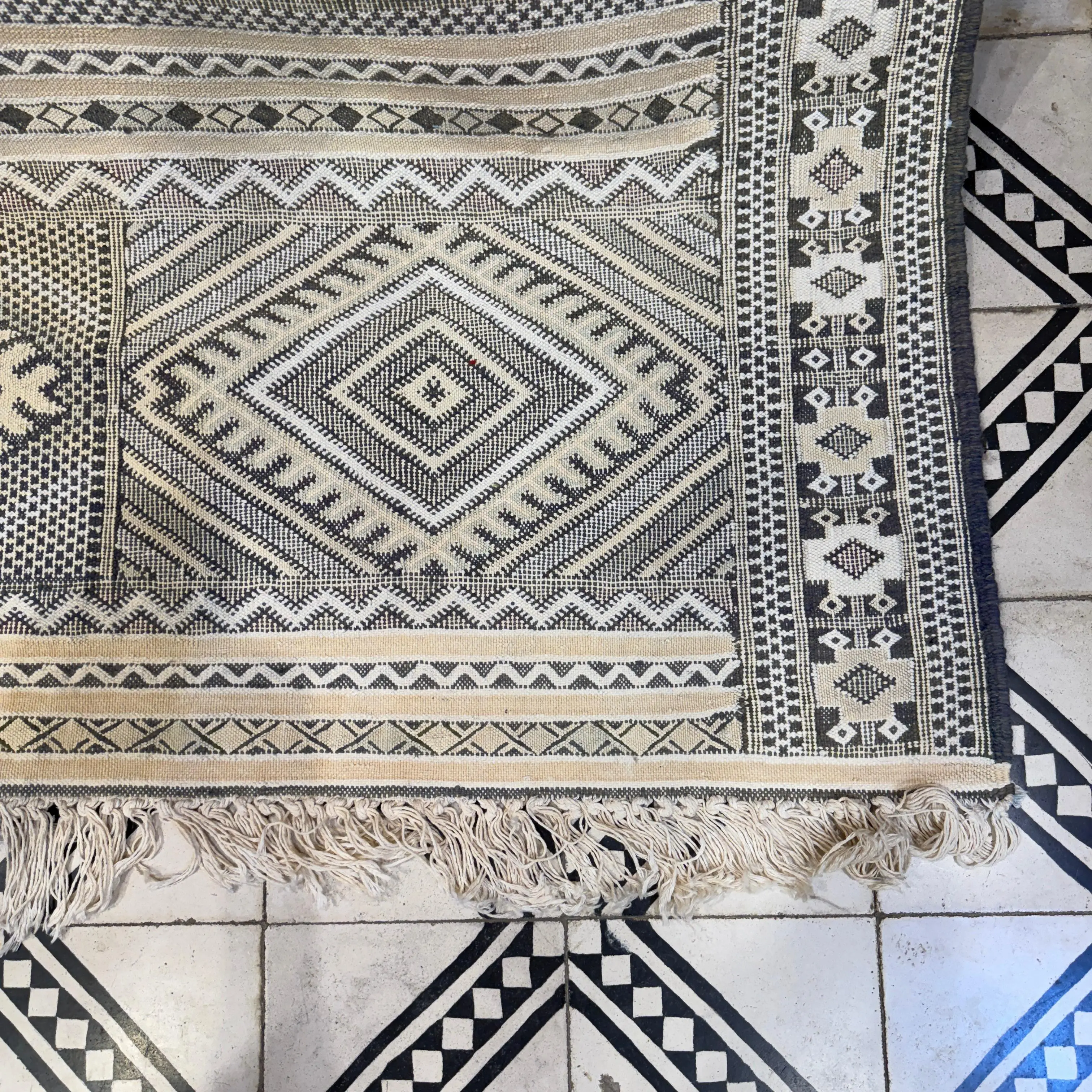 Gorgeous Kilim Moroccan Rug | Handmade Wool Jute Dhurrie | Berber Flatweave Area Kilim Carpet