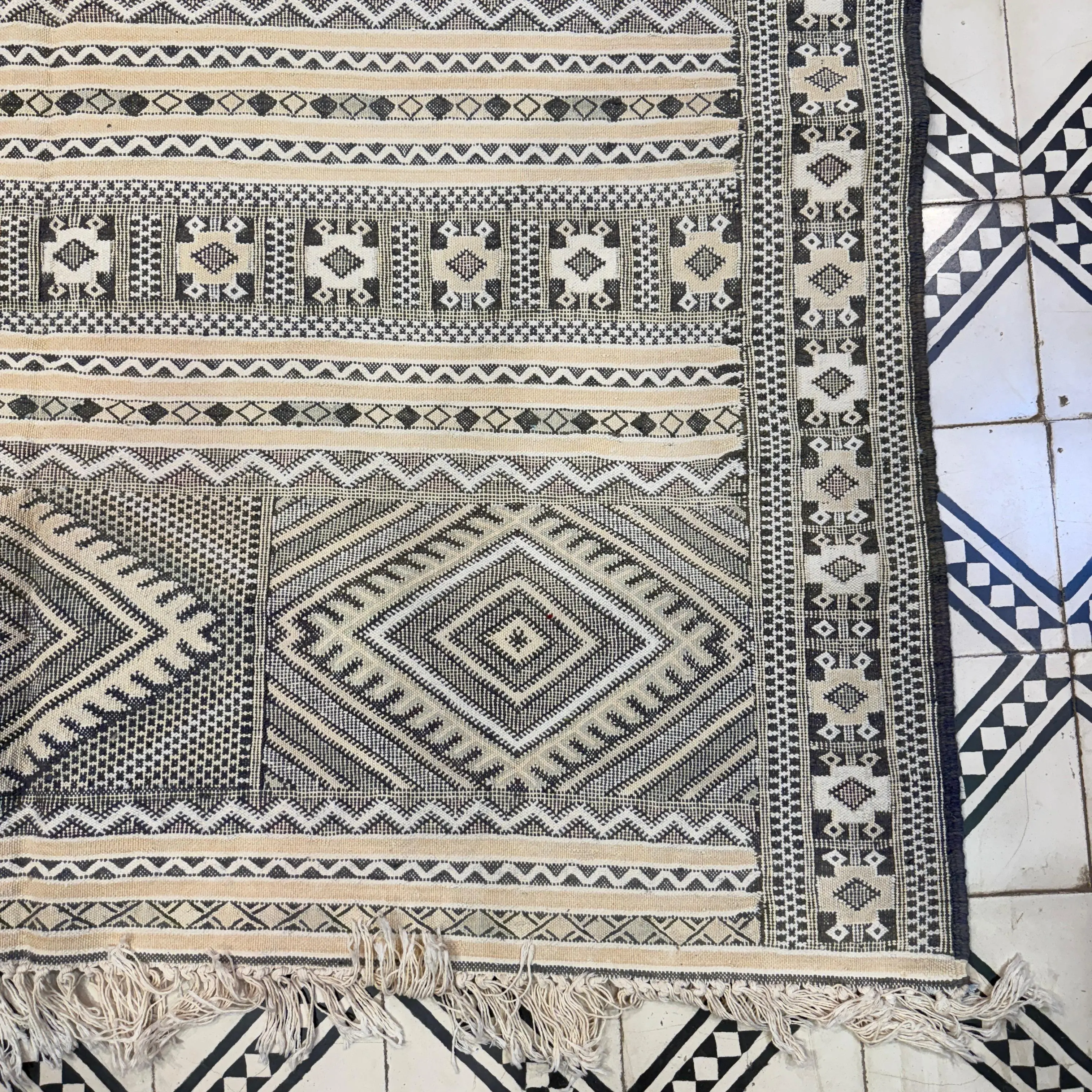 Gorgeous Kilim Moroccan Rug | Handmade Wool Jute Dhurrie | Berber Flatweave Area Kilim Carpet