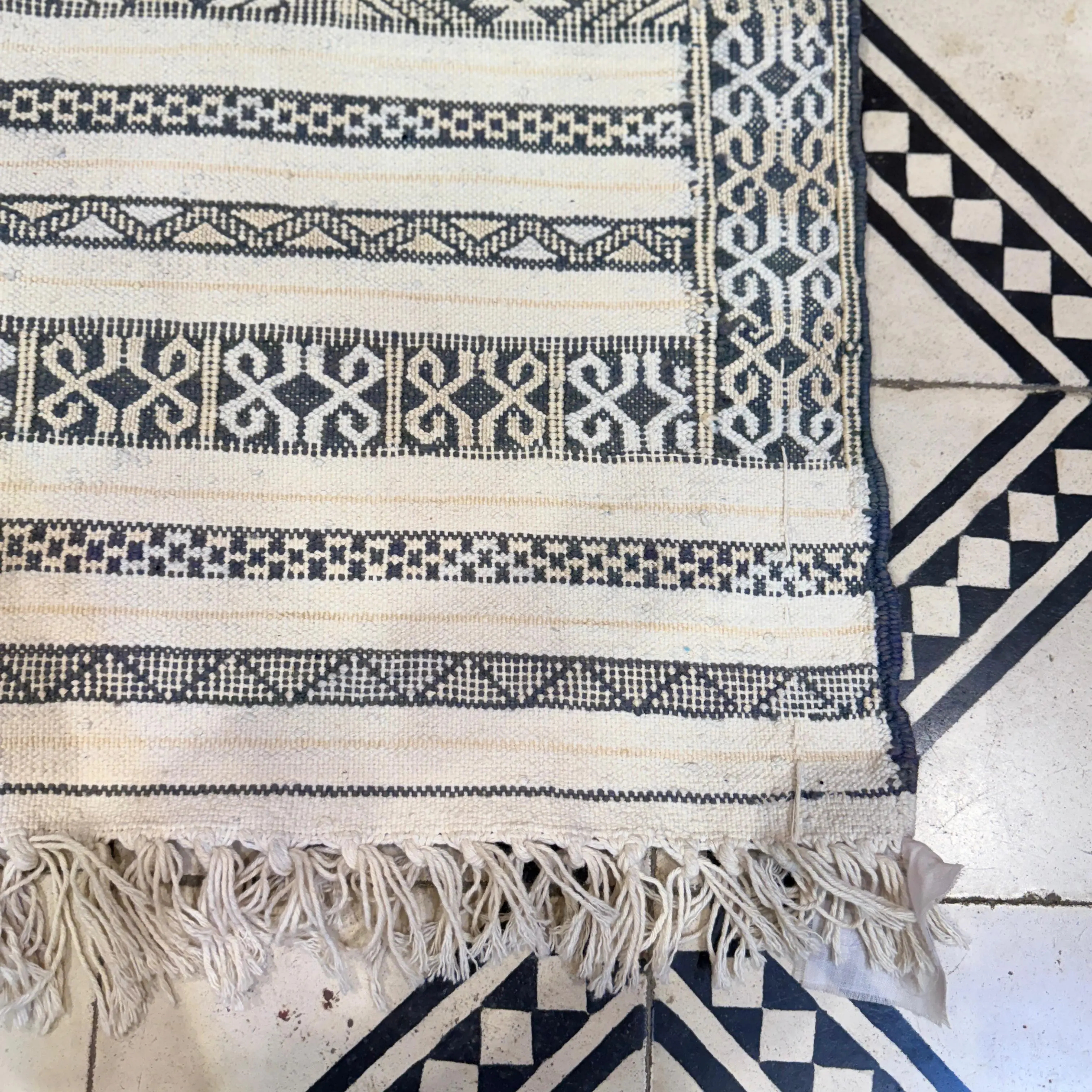 Vintage Moroccan Kilim Rug | Flatweave Kilim Carpet | Authentic Handwoven Kilim Design