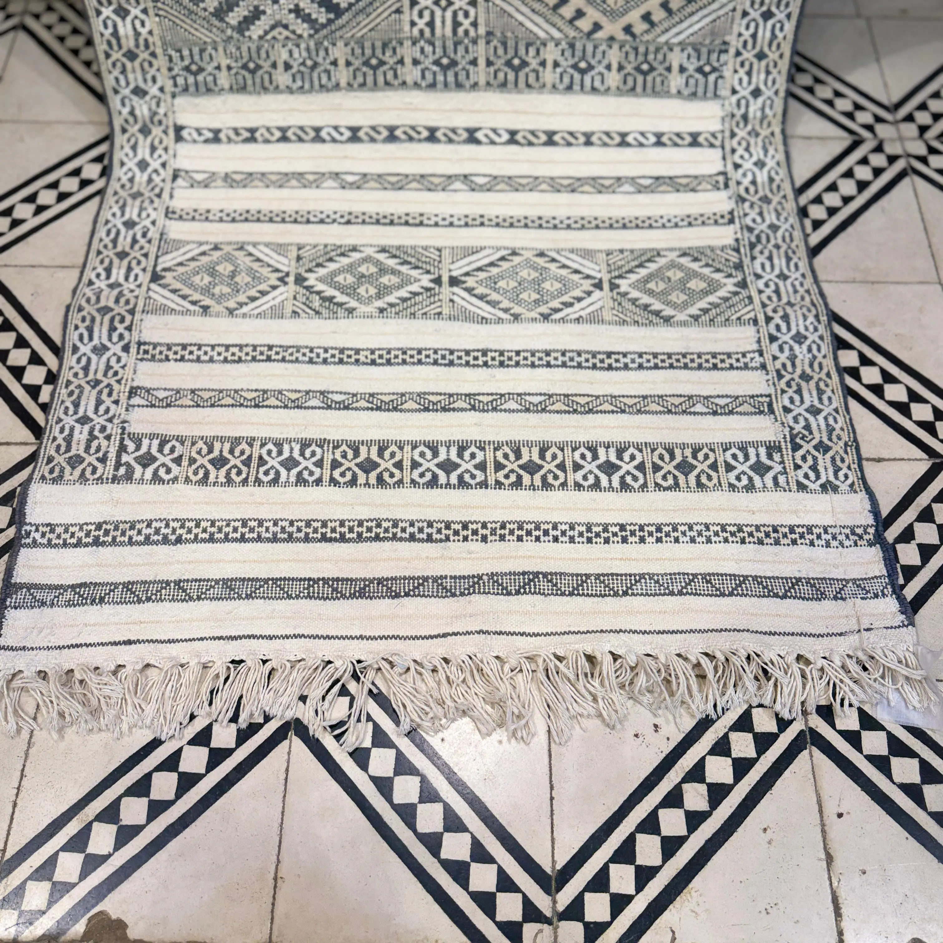 Vintage Moroccan Kilim Rug | Flatweave Kilim Carpet | Authentic Handwoven Kilim Design