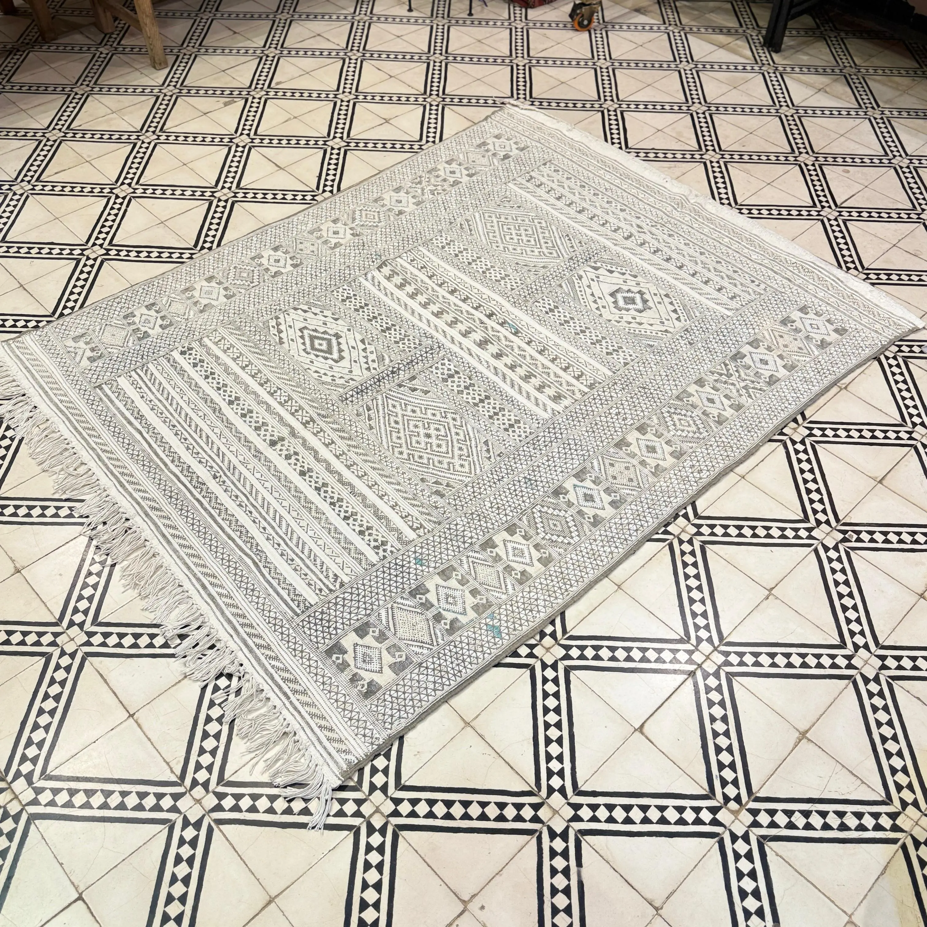 Gorgeous Vintage Kilim Moroccan Rug | Boho Wool Carpet for Living Room - Kilim rugs