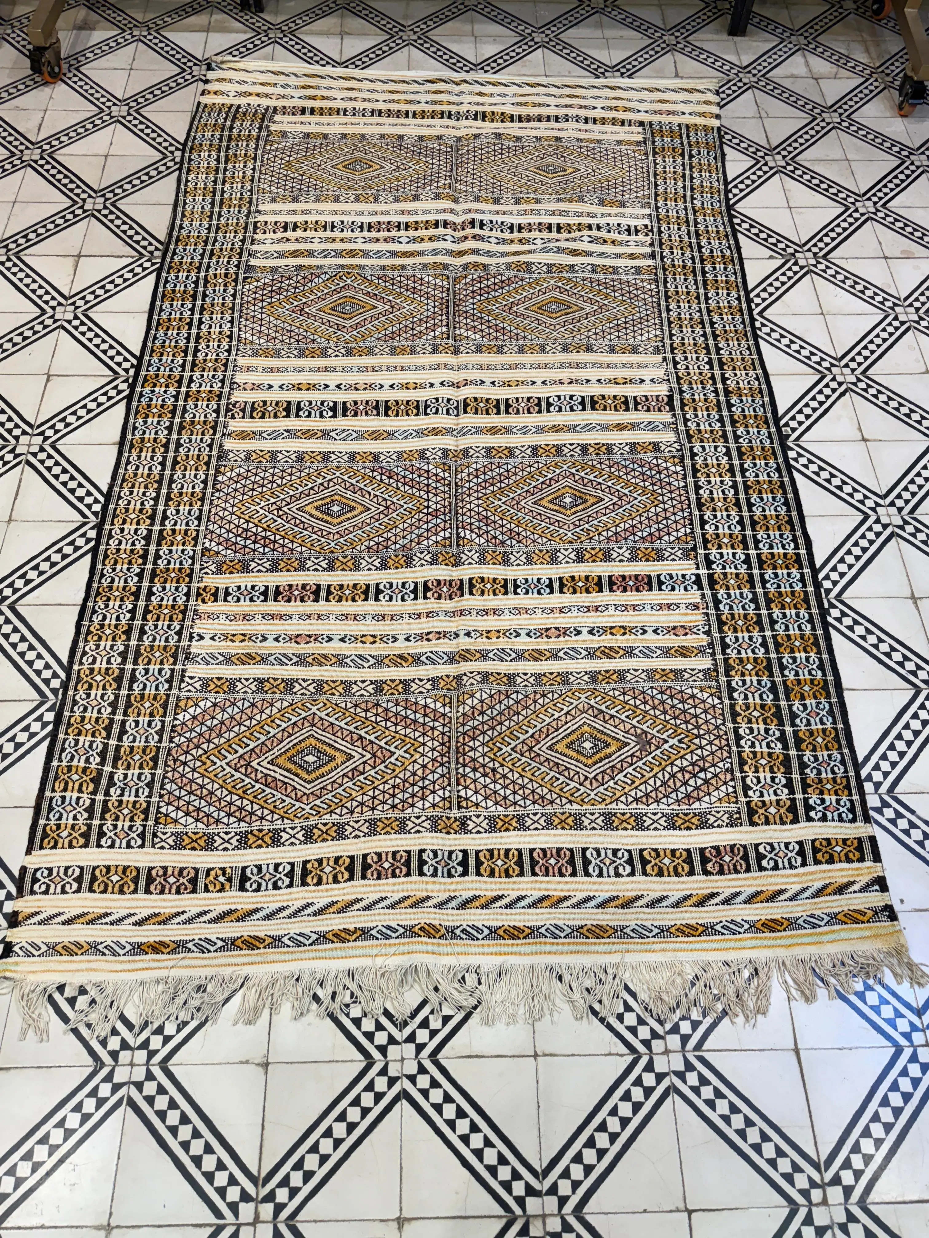 Handmade Kilim Dhurrie Rug | Multi Sizes Vintage-Inspired Carpet | Tapis à Ourlet Rayé pour Salon au Ton Doux