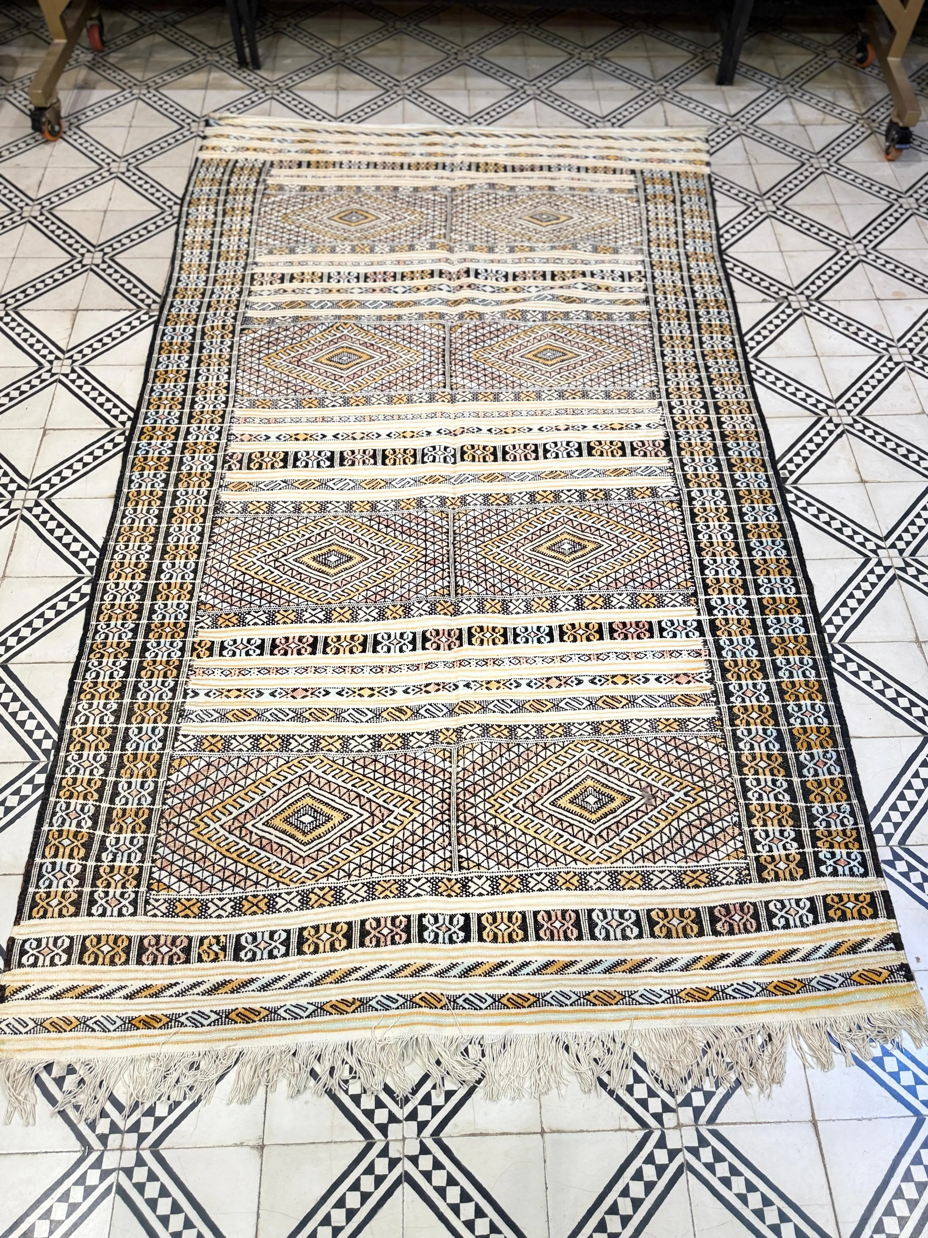 Handmade Kilim Dhurrie Rug | Multi Sizes Vintage-Inspired Carpet | Tapis à Ourlet Rayé pour Salon au Ton Doux