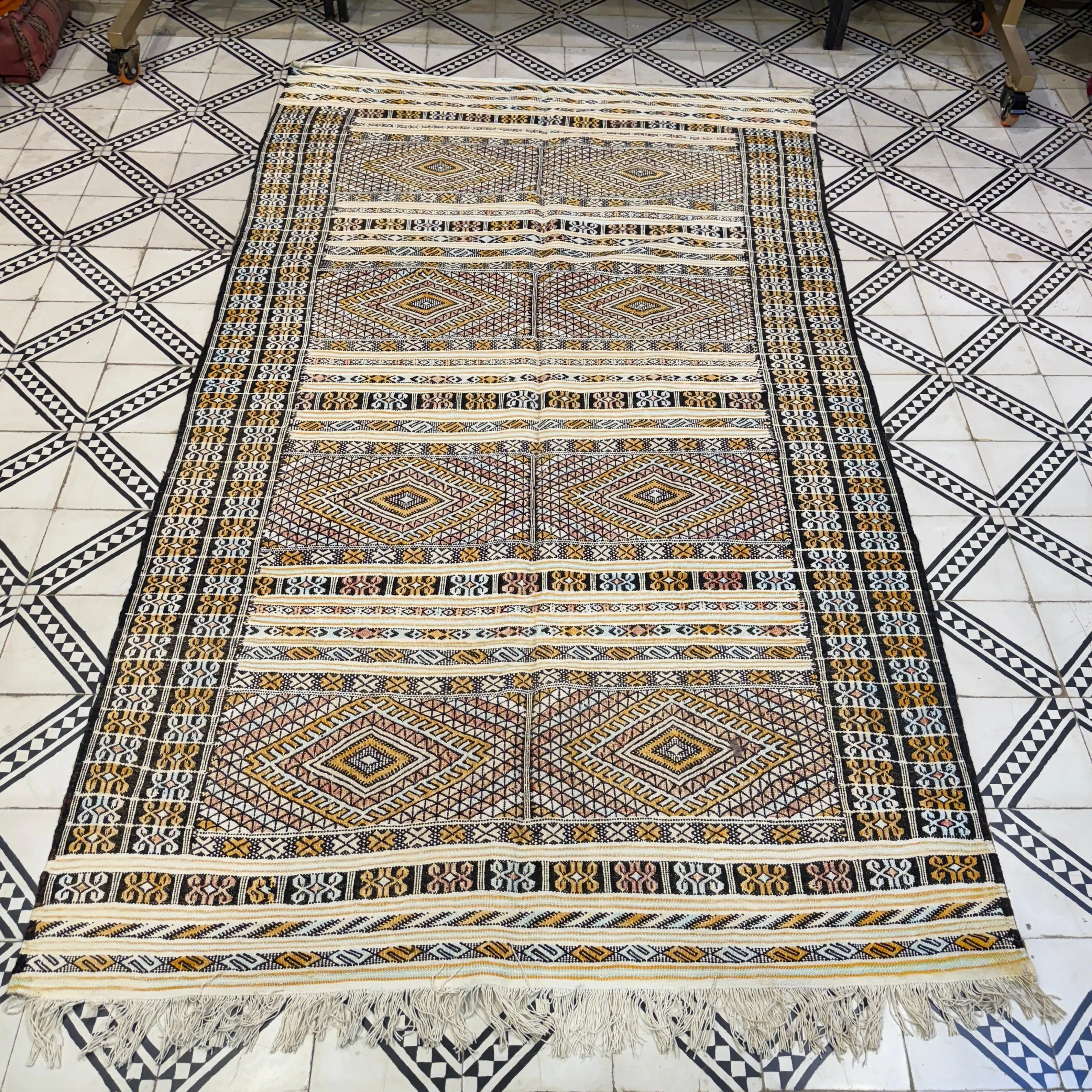 Handmade Kilim Dhurrie Rug | Multi Sizes Vintage-Inspired Carpet | Tapis à Ourlet Rayé pour Salon au Ton Doux