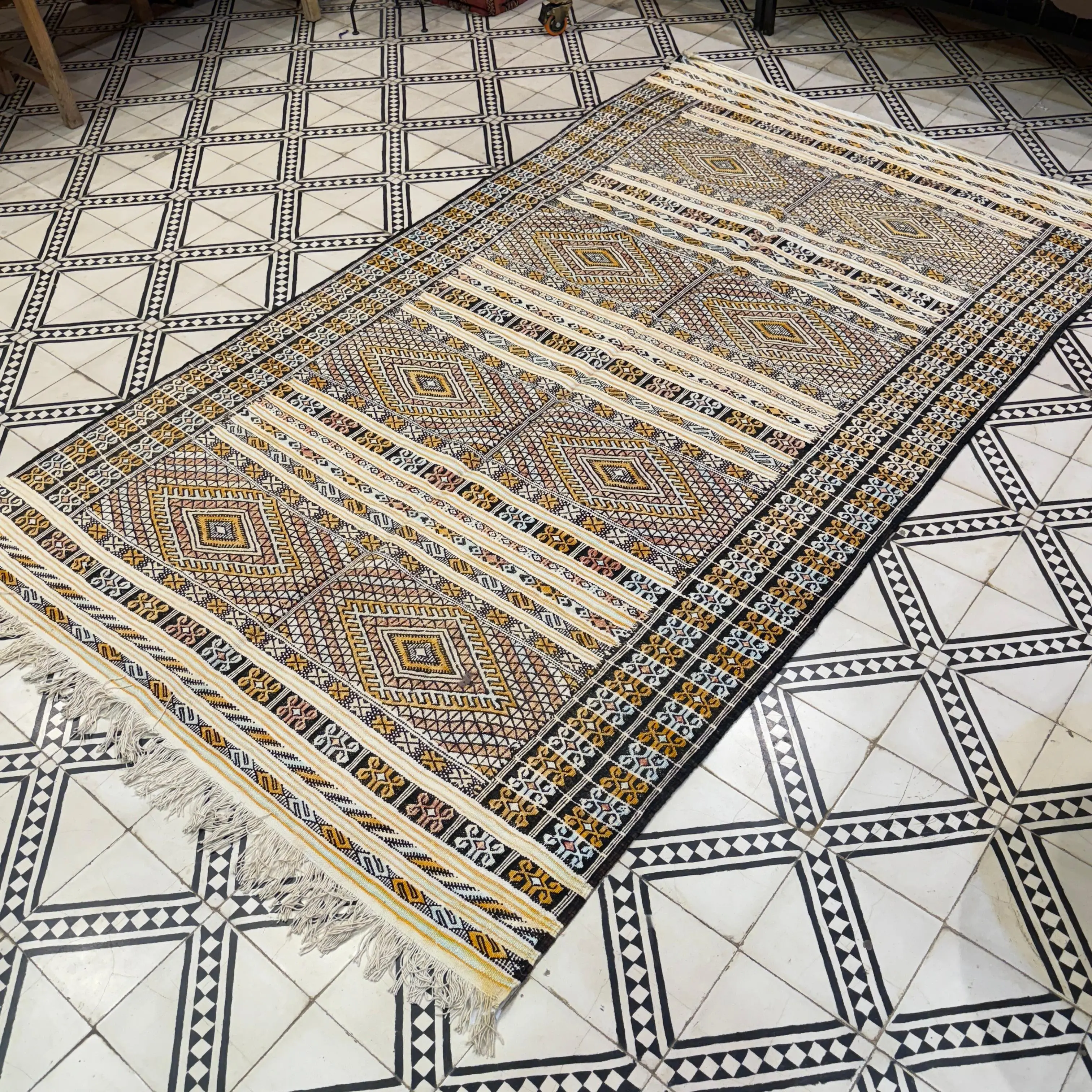 Handmade Kilim Dhurrie Rug | Multi Sizes Vintage-Inspired Carpet | Tapis à Ourlet Rayé pour Salon au Ton Doux
