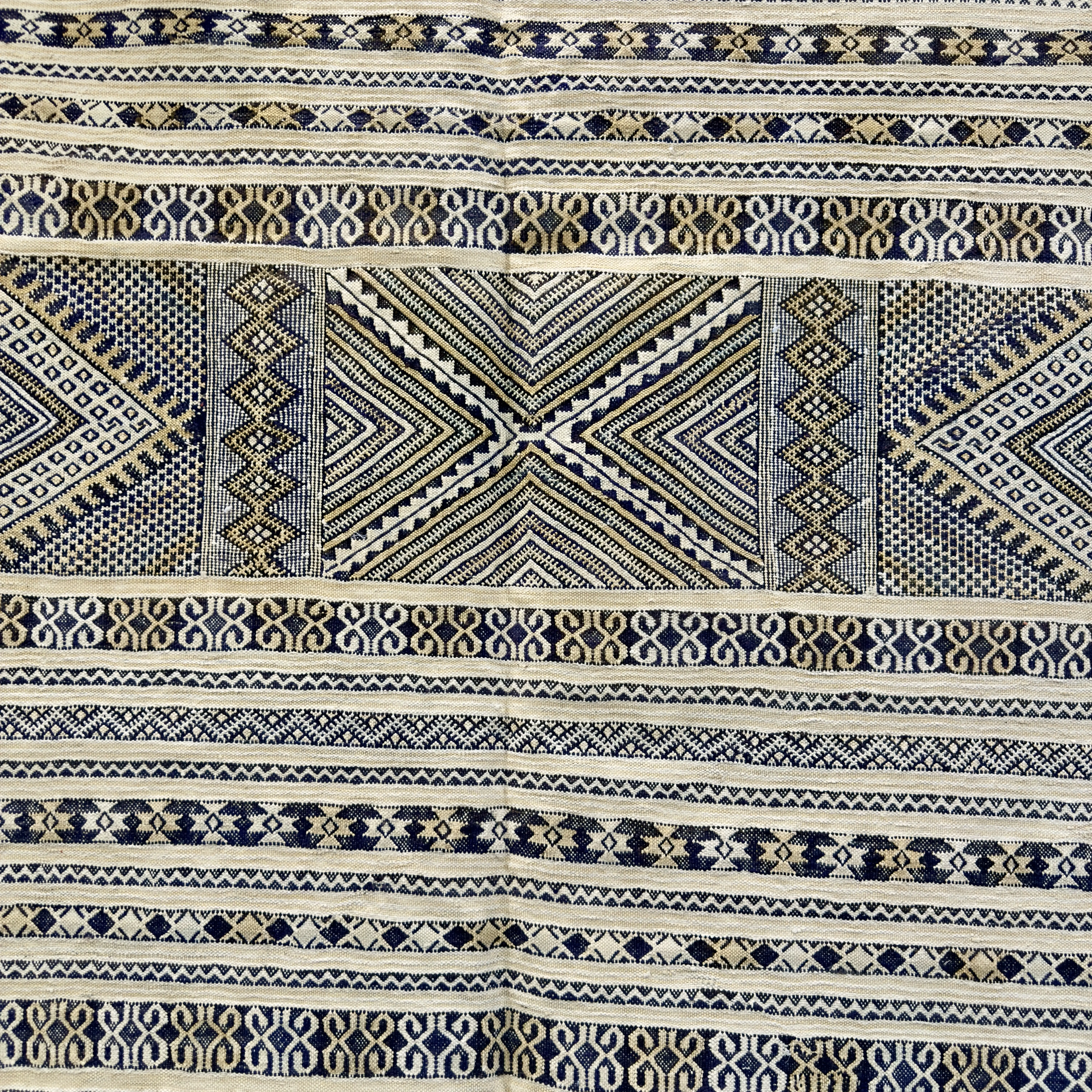 Luxury Berber Kilim Rug – Hand-Embroidered Agave Silk & Dromedary Hair (273 × 184 cm)