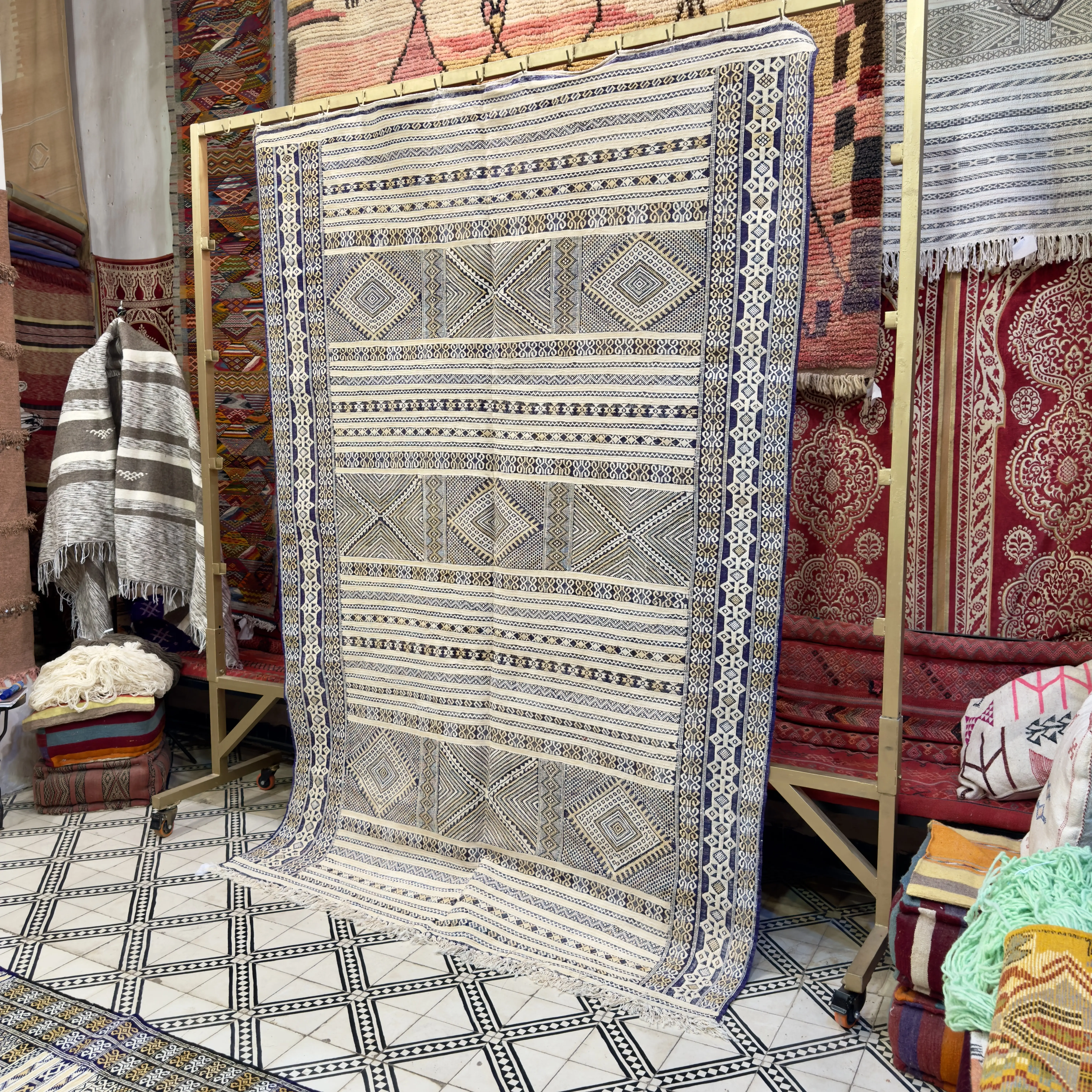 Luxury Berber Kilim Rug – Hand-Embroidered Agave Silk & Dromedary Hair (273 × 184 cm)