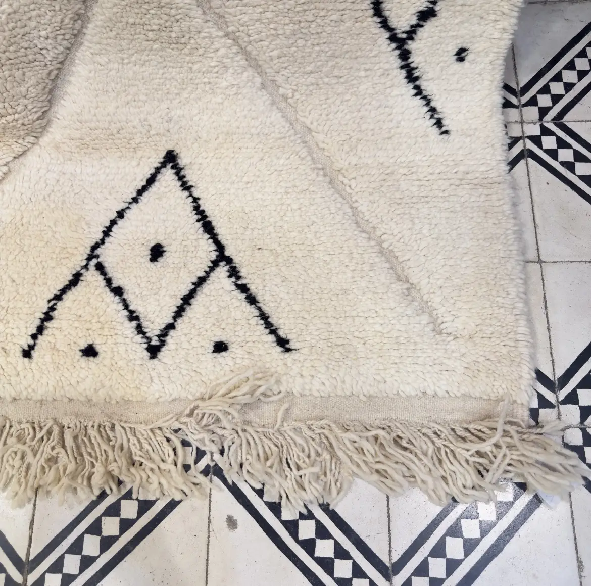 Vintage Moroccan Beni Ourain Rug – Authentic Handmade Area Carpet - 220×140 cm/ 7,3 × 4,7 feet