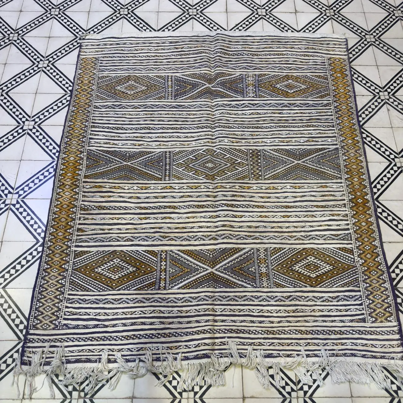 Handwoven Berber Kilim Rug – Authentic Moroccan Design