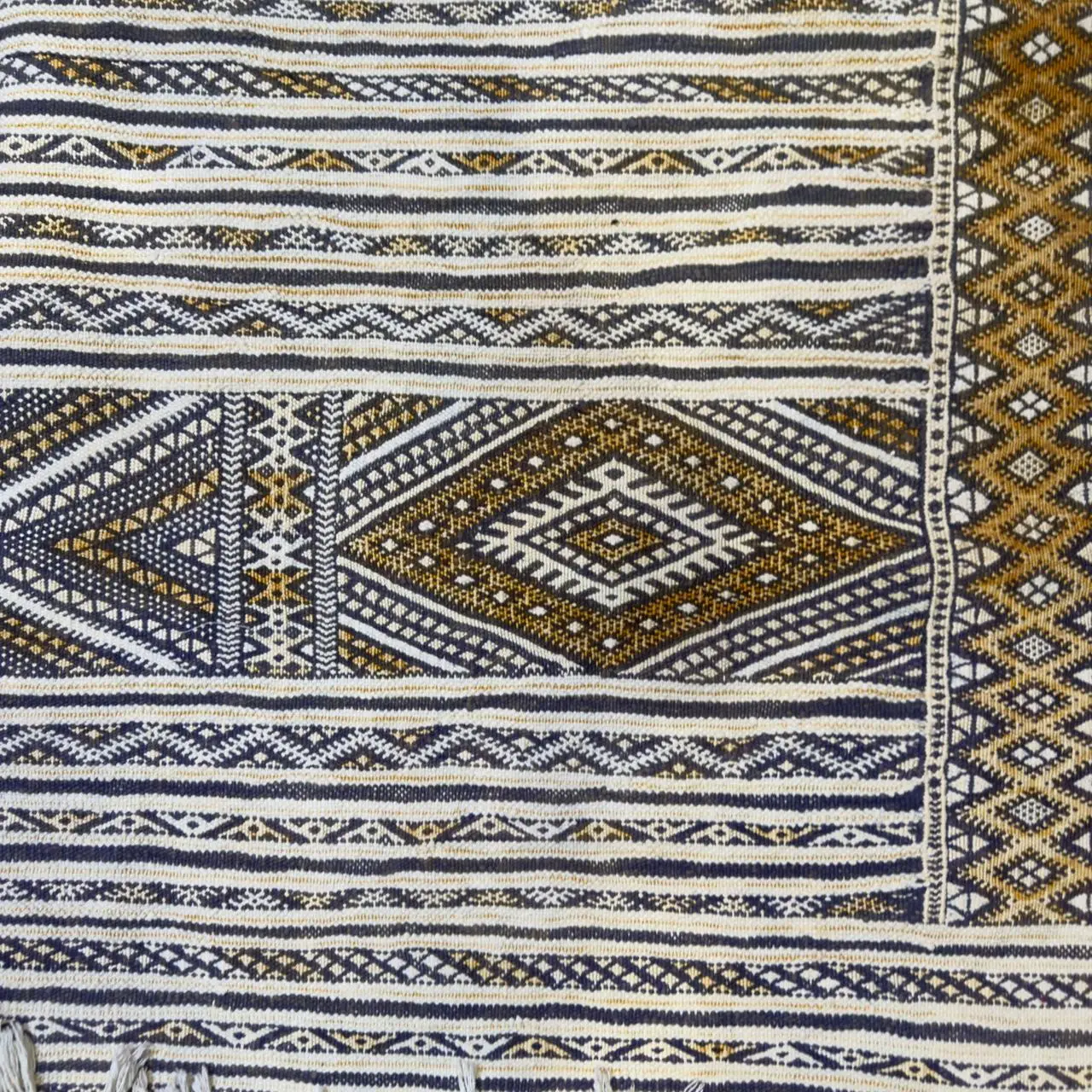 Handwoven Berber Kilim Rug – Authentic Moroccan Design