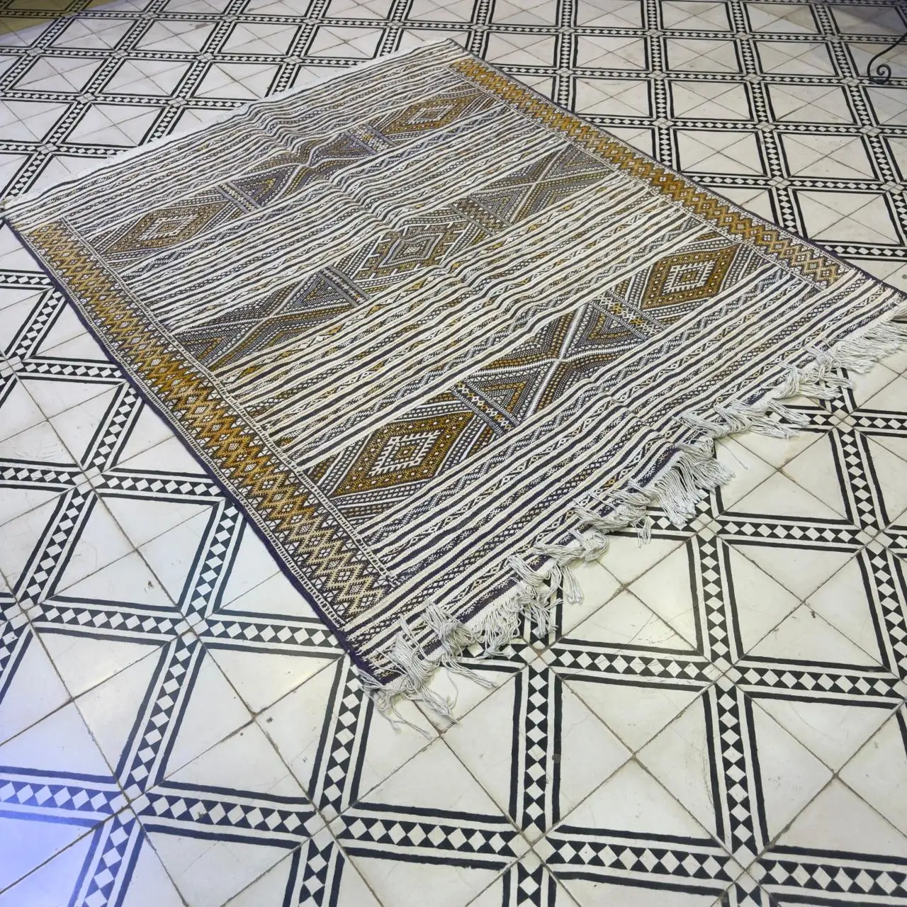 Handwoven Berber Kilim Rug – Authentic Moroccan Design