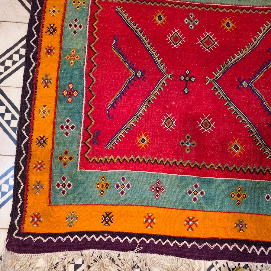 Berber rug craftsmanship - Akhnif Tribe